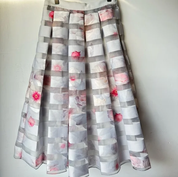 ⭐️ Pre-loved Ted Baker Floral Print Skirt- Size 1⭐️ - Picture 5 of 7